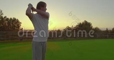 男子高尔夫球手在日落享受<strong>度假</strong>的豪华<strong>度假</strong>胜地。